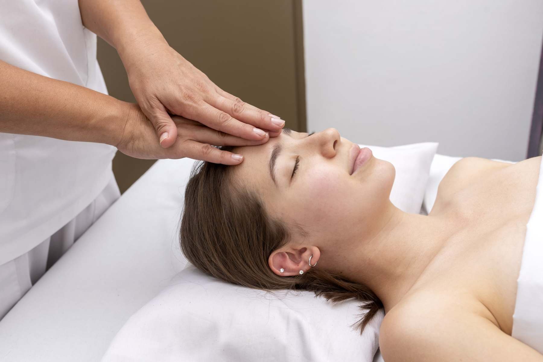 closeup-of-a-woman-getting-a-massage-2023-11-27-05-09-19-utc-min
